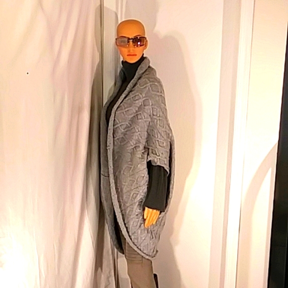 NWT NU CONSTRUCTION Light Grey Cape/Sweater. - Picture 6 of 12